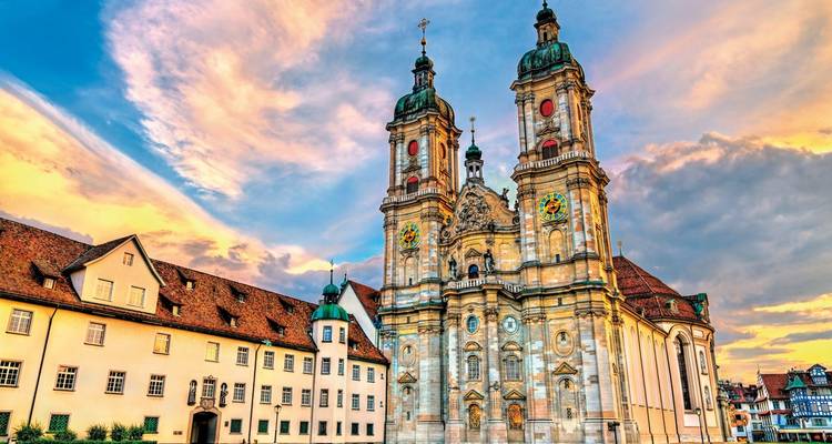 Église historique avec un ciel de coucher de soleil vibrant.