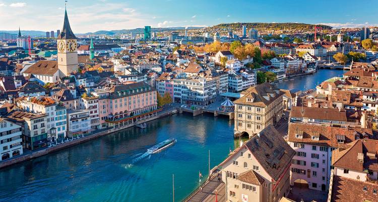 Vue aérienne de Zurich avec une rivière et des bateaux.