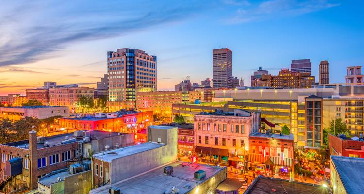 Paysage urbain au coucher du soleil, possiblement Memphis.