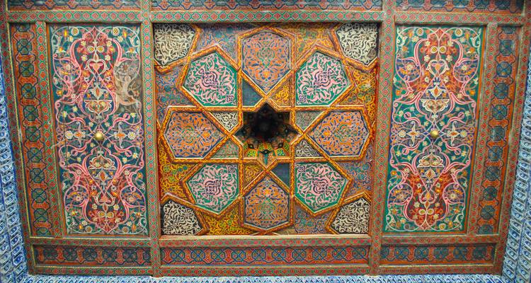 Techo intrincadamente decorado con patrones y diseños coloridos.