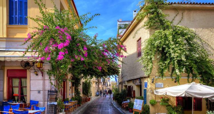 Charmante schmale Straße mit hängenden Blumen und traditionellen Gebäuden.