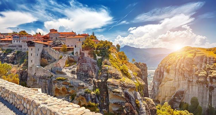 Atemberaubende Aussicht auf ein Kloster auf einer Felsformation.