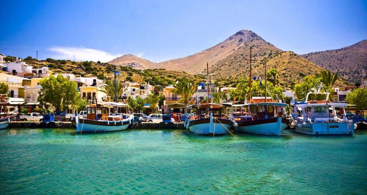 Des bateaux amarrés le long d'une ville côtière sereine.