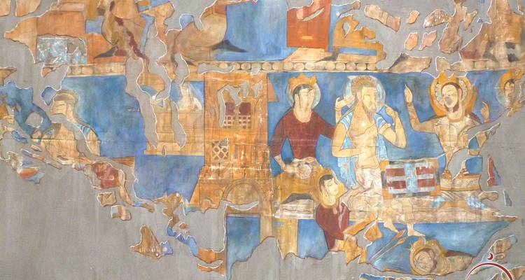 Fresque antique fragmentée avec diverses figures et scènes.