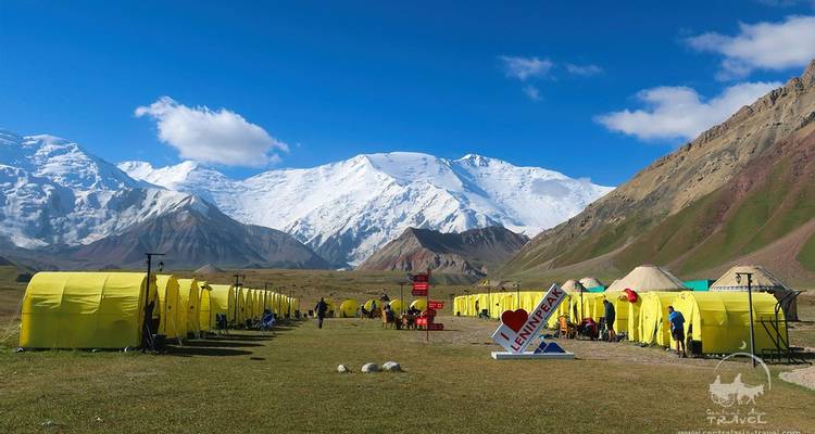 Tentes installées avec les montagnes en arrière-plan au Pic Lénine.