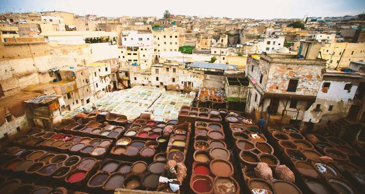 Ville antique avec une tannerie au premier plan.