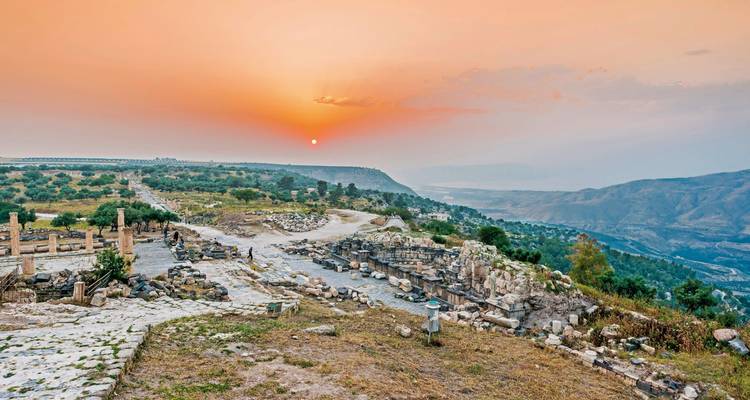 Ancient ruins in Jerash, Jordan under a sunset sky.