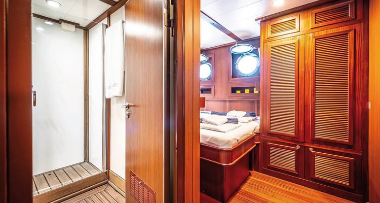 Intérieur d'un yacht montrant une cabine et une douche.