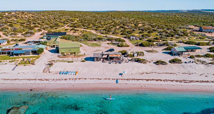 Vue aérienne d'une zone d'hébergement en bord de mer.