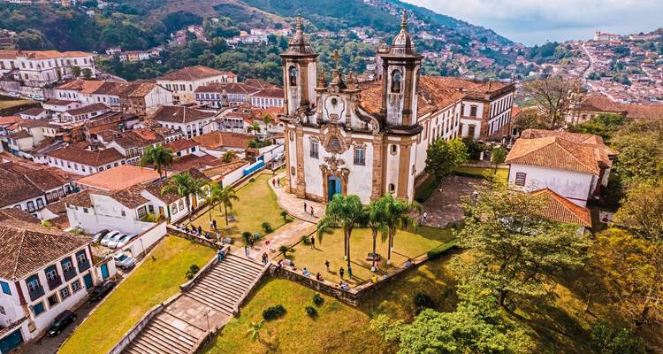 Église coloniale avec vue sur la ville à Ouro Preto, Brésil.