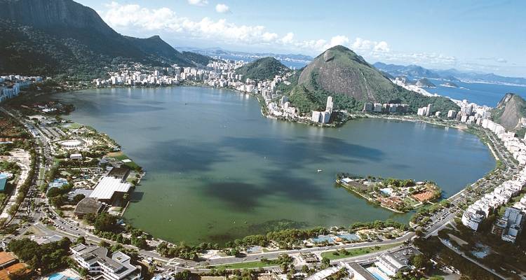 Luchtfoto van Lagoa in Rio de Janeiro met omliggende bergen.