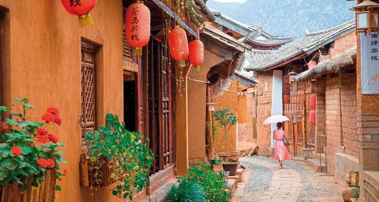 Une rue étroite dans une ville chinoise traditionnelle avec des lanternes rouges