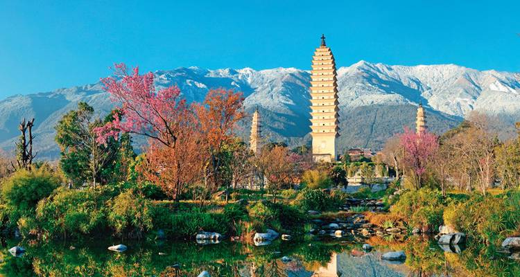 Les Trois Pagodes du Temple Chongsheng avec des montagnes enneigées en arrière-plan.