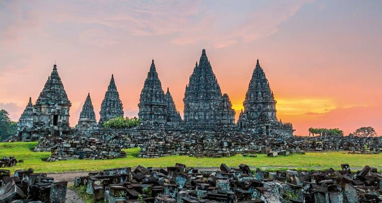 Temple de Prambanan au coucher du soleil avec un ciel coloré.