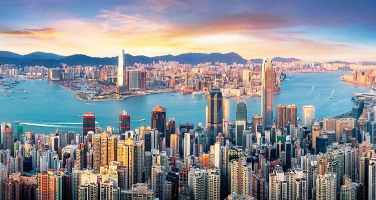 Vue panoramique de l'horizon de Hong Kong avec des gratte-ciel et le port.