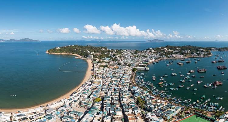 Vue aérienne d'une zone côtière avec une plage et des bateaux, Hong Kong.