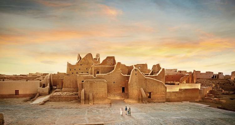 Ruines historiques avec un ciel de coucher de soleil doré.