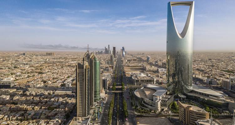 Paysage urbain avec la Kingdom Centre Tower à Riyad.