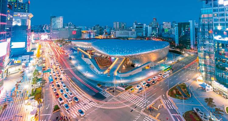 Nachtelijk stadslandschap met verlichte moderne gebouwen en lichtsporen, Seoul, Zuid-Korea.