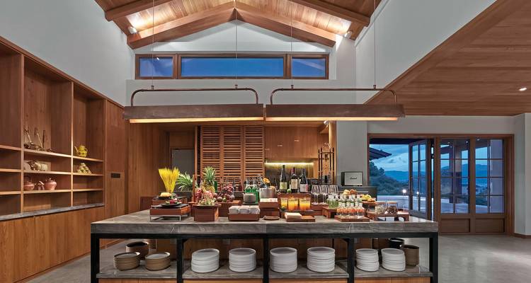 Espace intérieur luxueux d'une salle à manger avec présentation de nourriture.