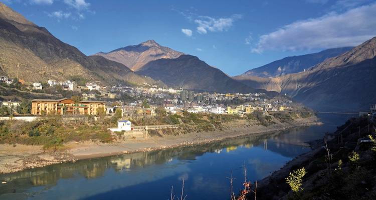 Paysage montagneux avec une rivière qui traverse une vallée.