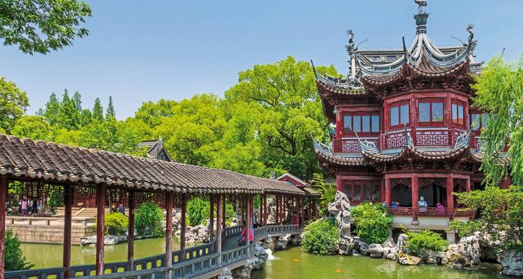 Traditioneller chinesischer Garten mit einer roten Pagode und Brücke.