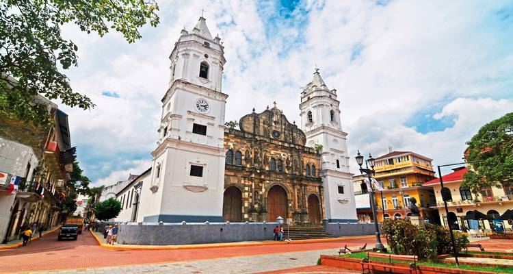 Une cathédrale historique avec des tours et une place ouverte.