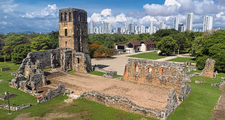 Ruines anciennes avec un horizon moderne en arrière-plan.