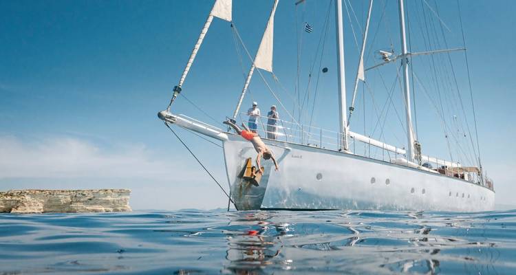 Personne plongeant d'un yacht dans l'océan.