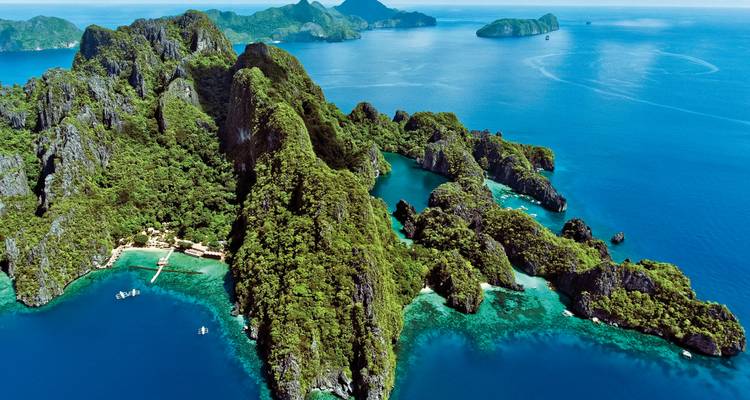 Luchtfoto van kalkstenen kliffen en helder blauw water.