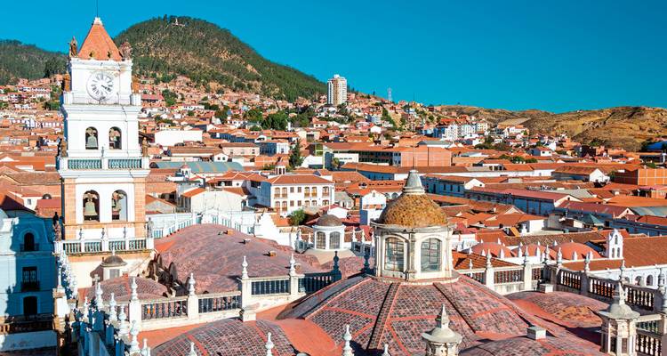 Luftaufnahme von Sucre mit bemerkenswerter weißer Kolonialarchitektur.