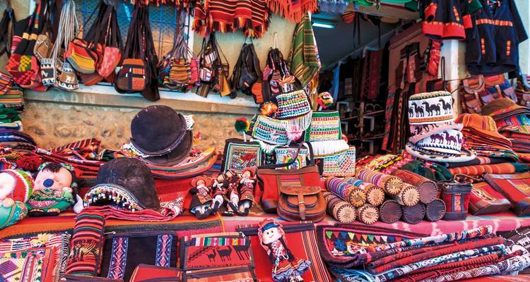 Bunte Textilien und Kunsthandwerk auf einem lokalen bolivianischen Markt.