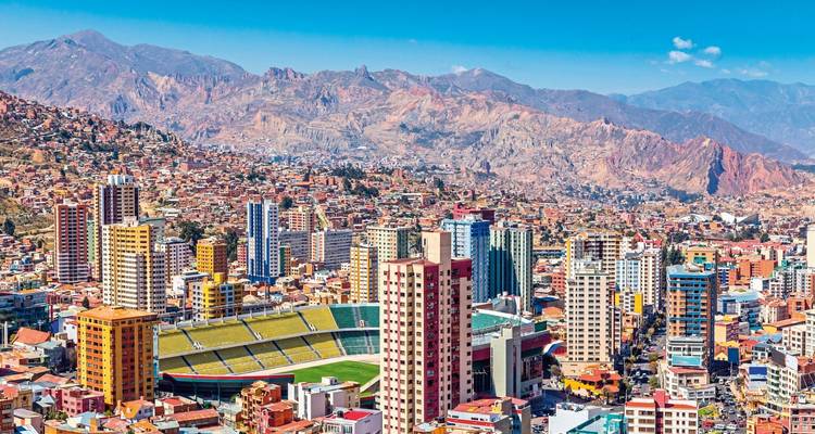 Panoramablick auf La Paz mit Bergen im Hintergrund.