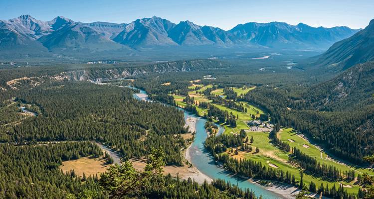 Malerisches Flusstal mit Bergen.
