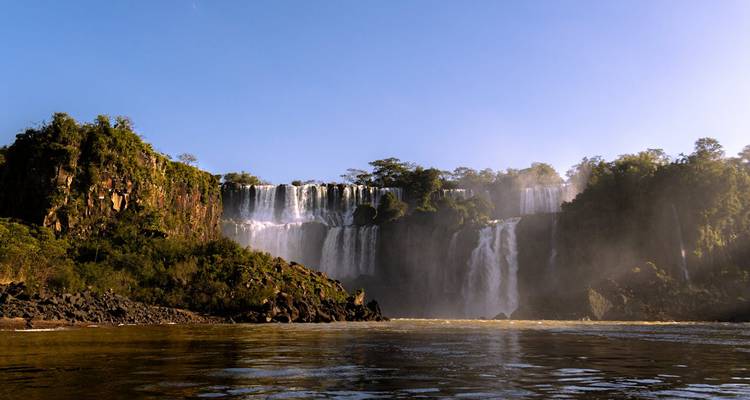 Wasserfälle, die durch üppige grüne Dschungellandschaft fließen.