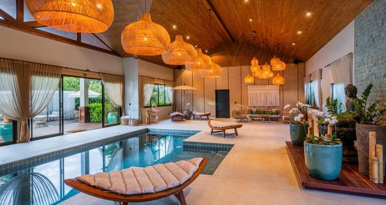 Luxuriöses Spa-Interieur mit Pool und Loungemöbeln.
