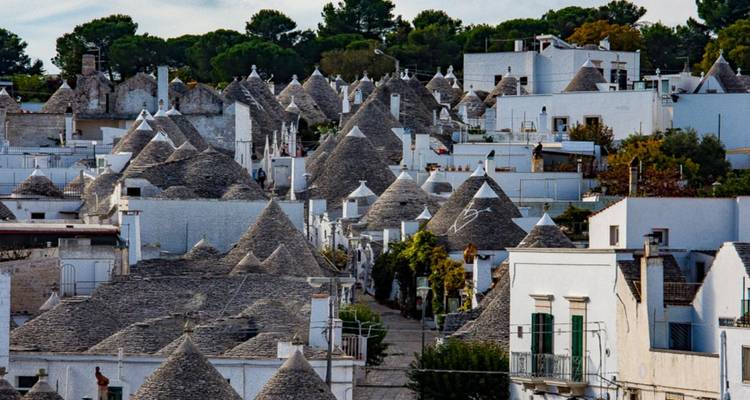 Groupe de maisons traditionnelles Trulli aux toits coniques.