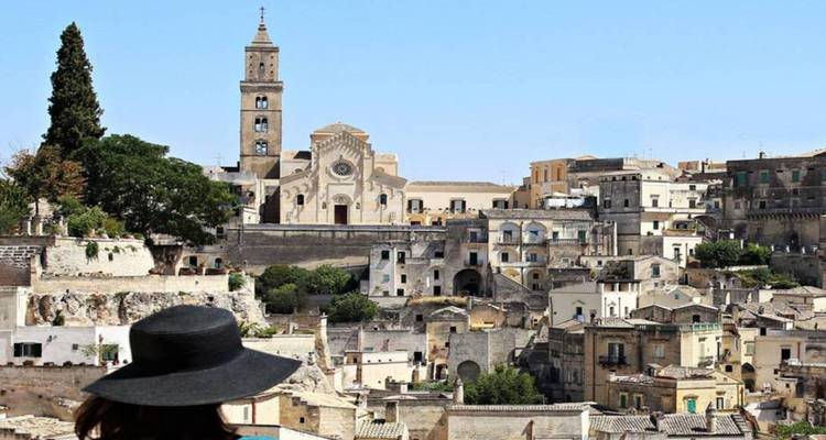 Vue d'une ville ancienne avec une architecture historique et une église.