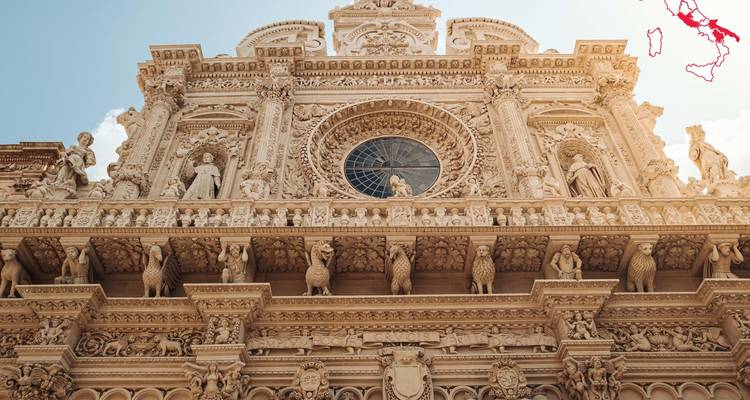 Fachada barroca ornamentada de la Basílica di Santa Croce en Lecce con superposición gráfica de mapa pequeño