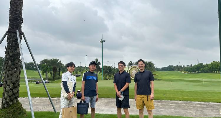 Groep mensen die poseren op een golfbaan.