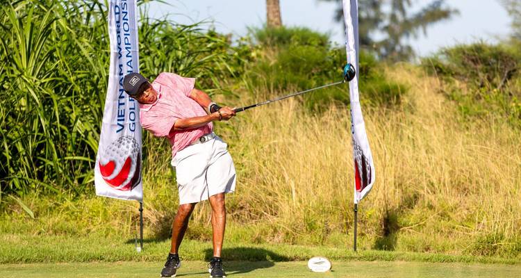 Persoon die golf speelt op een grasrijke golfbaan.