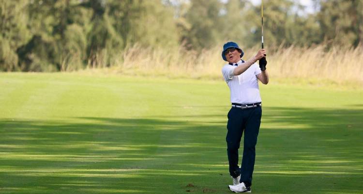 Individuele golfer in actie op een weelderige groene baan.