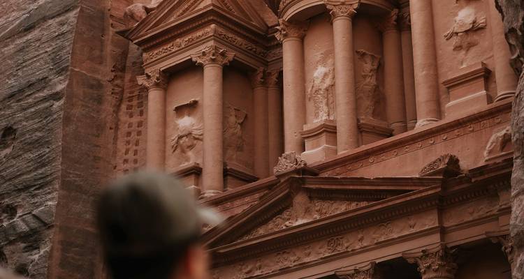Vue du Trésor de Pétra avec une personne au premier plan.