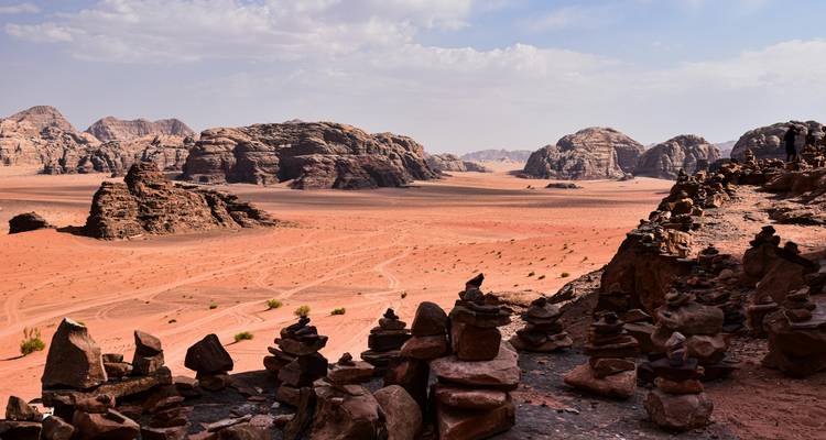 Vaste paysage désertique avec formations rocheuses.