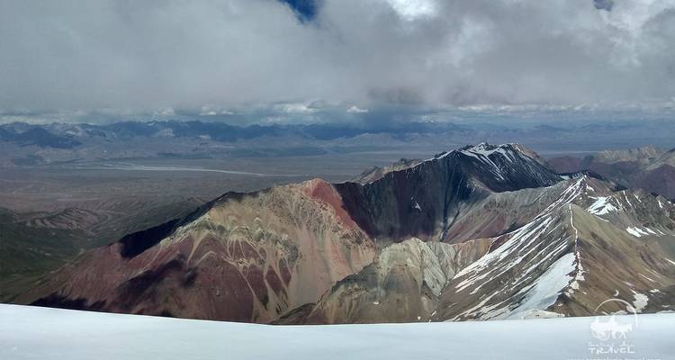 Vue panoramique d'un paysage montagneux accidenté.