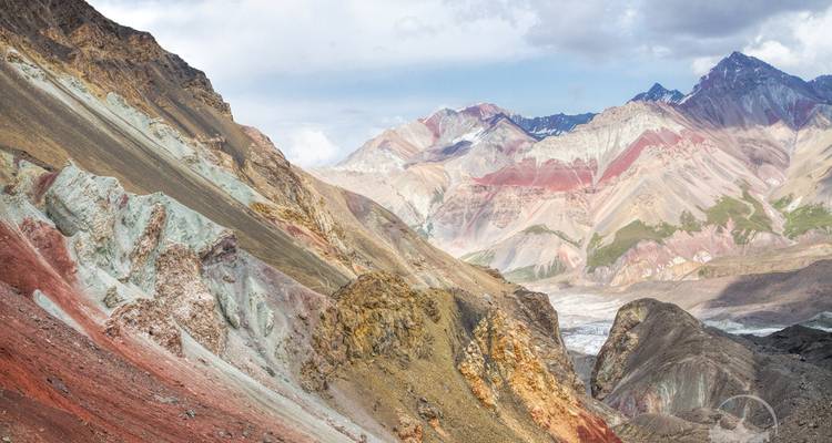 Terrain montagneux coloré et rocheux.