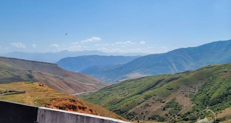 Vue panoramique de montagne avec collines vertes.