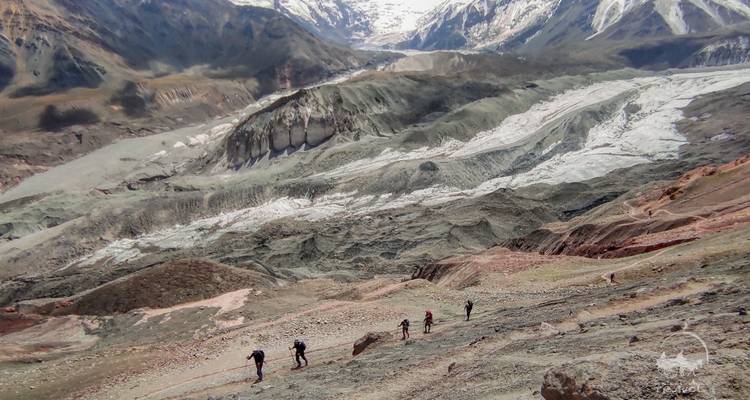 Randonneurs naviguant sur un terrain montagneux accidenté.