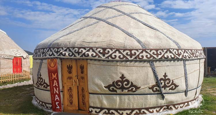 Yourte traditionnelle avec des motifs complexes contre un ciel bleu.