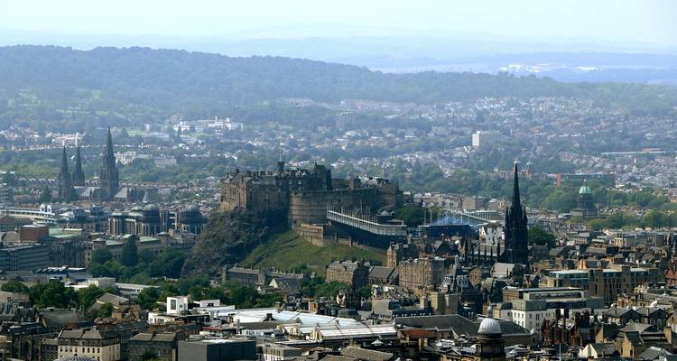 Vue aérienne de la ville avec un château historique imposant.